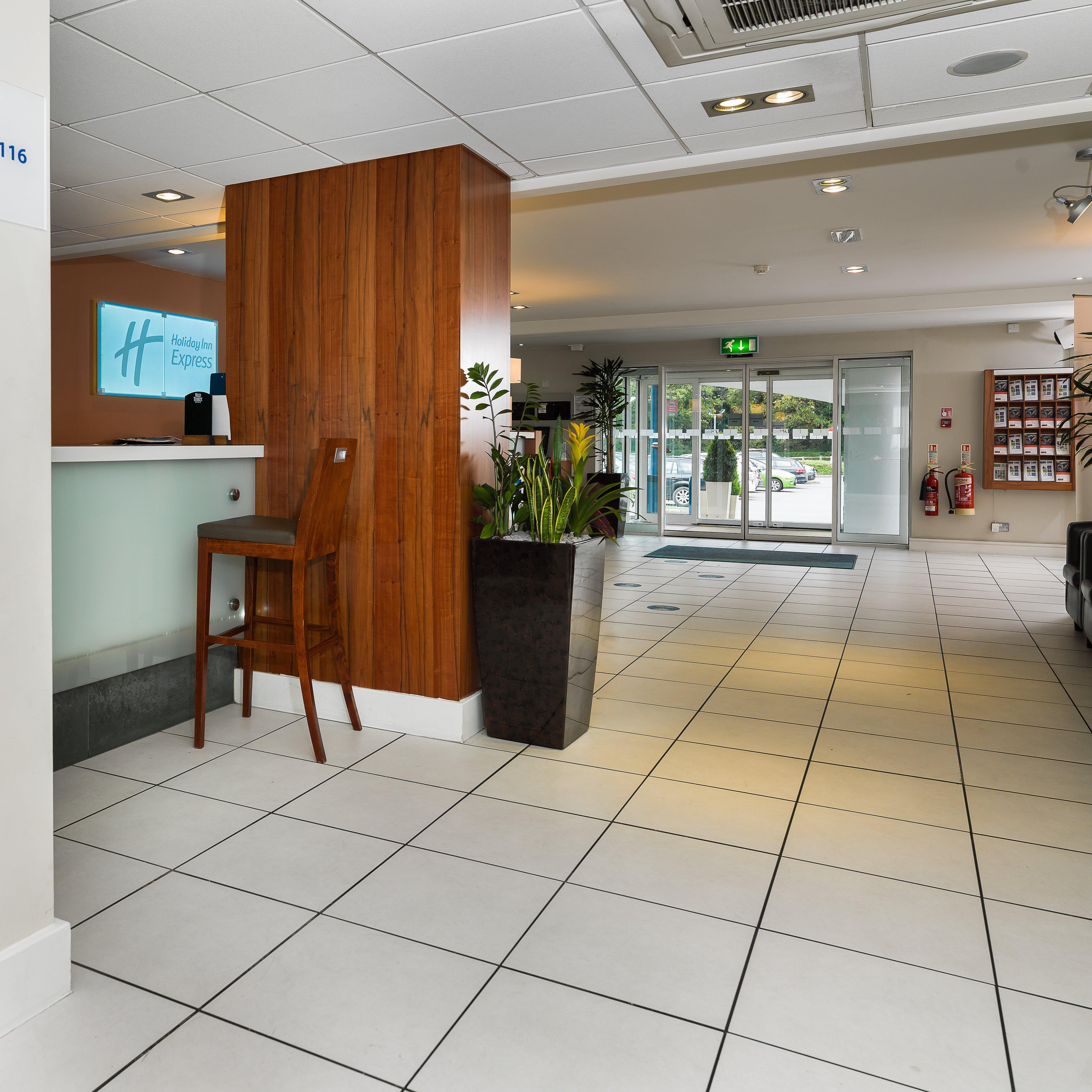 Holiday Inn Express London Gatwick Crawley, An Ihg Hotel Exterior foto