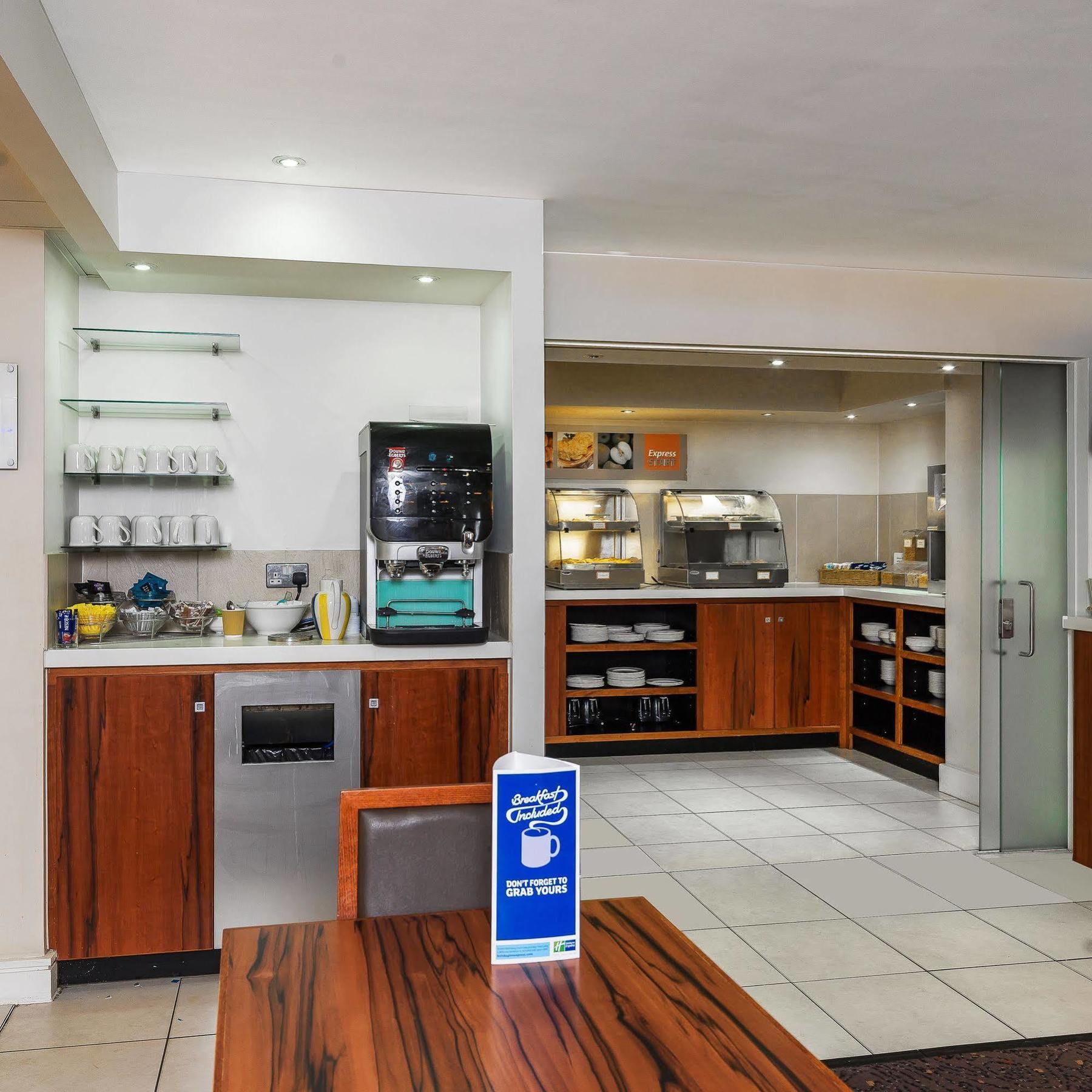 Holiday Inn Express London Gatwick Crawley, An Ihg Hotel Exterior foto
